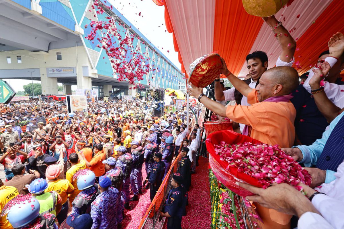 NHRF_President's tweet photo. हर हर महादेव, जय शिव शंभू 🔱🚩

देख लो हिन्दूओं अपने 1 वोट की ताकत एक समय #शिवभक्तों कांवड़ियों पर लाठियां बरसाई जाती थी, आज खुद #उत्तर_प्रदेश के यशस्वी मुख्यमंत्री परम पूज्य श्री योगी आदित्यनाथ जी महाराज कावड़ियों पर पुष्प वर्षा कर रहे हैं।

गर्व से कहो हम हिंदू हैं।🔱🚩 https://t.co/7kwu0b0bxl