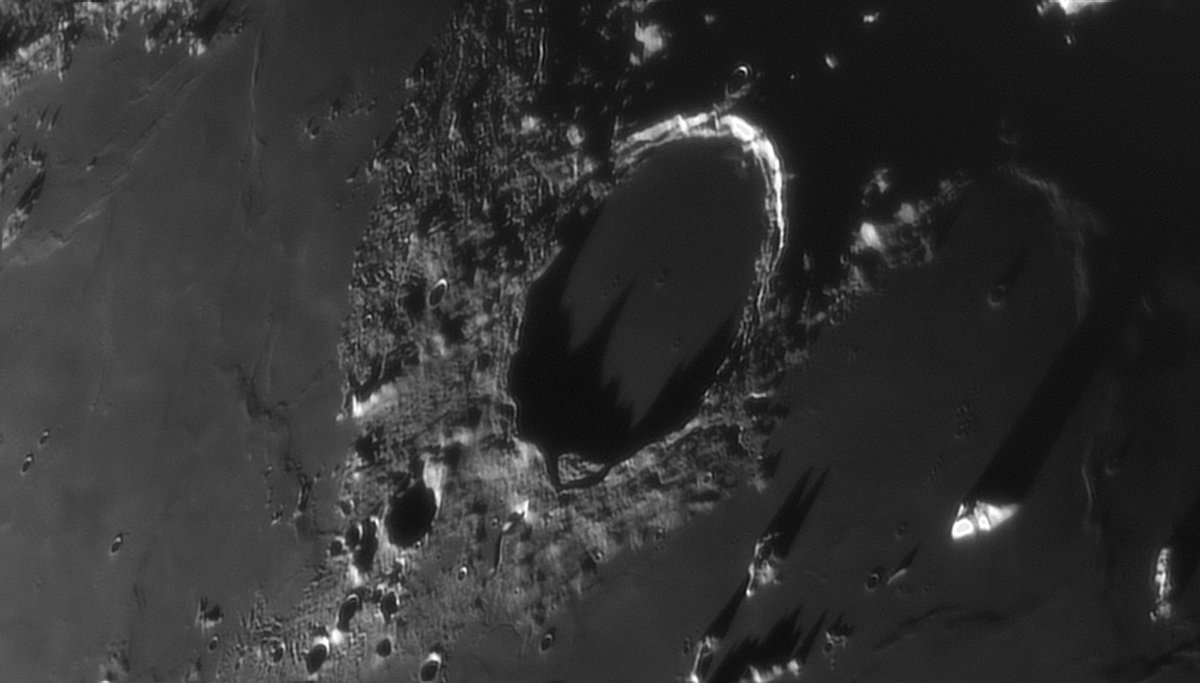 AstroMontseny's tweet photo. UNA DE CRÀTERS LUNARS ahir des de Breda, La Selva, #Catalunya per Pau Montplet i Sanz @AstroBreda. Quin cràter us agrada més: Copernicus, Plató o Clavius?
Veniu a gaudir-los amb nosaltres!
https://t.co/tNg4DgaCOG https://t.co/KGw7JbCc4O