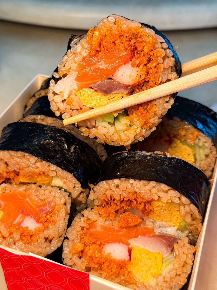 Janniwa's tweet photo. MAGURO 🍣✨  ทำถึงอีกแล้ววว หิวปลาส้ม สั่งมากินบ้าน 2 อย่าง 300 นิดๆ 🫣🧡 ว้าวซ่า ฟุโตมากิ ไส้แน่นมากๆๆ

-Salmon Aburi Don จากปกติ 230 บาท เหลือ 149 บาท
-Friendly Futo Maki Box จากปกติ 295 บาท เหลือ 220 บาท

❤️‍🔥 ลดเพิ่มอีก ใส่โค้ด “MGR100” ลดสูงสุด 100 บาท (เมื่อสั่งขั้นต่ำ 220 บาท)

📅 โปรมีถึง 19 ส.ค. นี้เท่านั้นนะ

#GrabFood #MAGUROWEEK #MAGURO