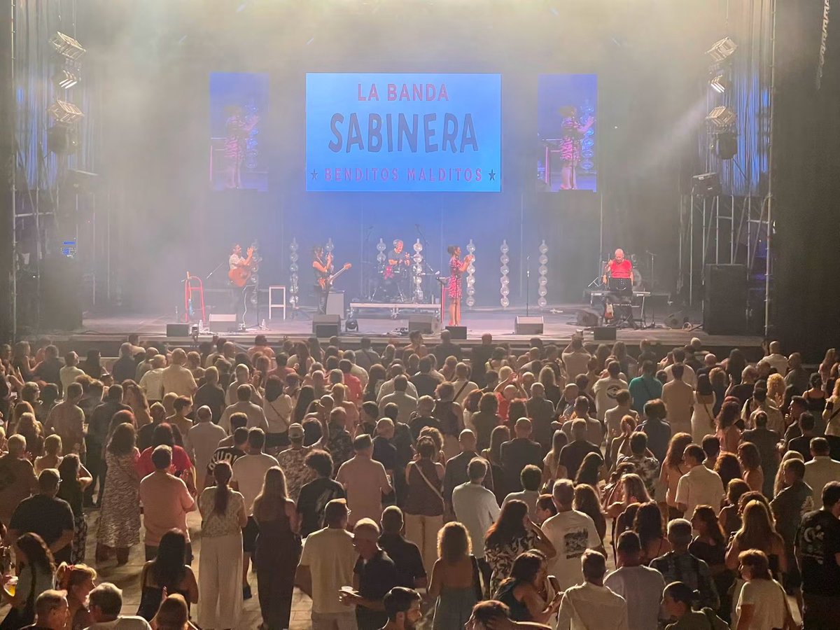 Ayto_SanRoque's tweet photo. 🎶🎵Excelentes versiones de grandes artistas españoles en la Noche de Tributos de la Plaza de las Constituciones🔴
Numeroso público disfrutó este viernes de la Noche de Tributos en la Plaza de las Constituciones, en la que tres grandes grupos tocaron versiones de canciones de Extremoduro, Joaquín Sabina y Luz Casal.
https://t.co/EwC8GKf7bf
#SanRoqueMuchoMas
#CanalSanRoqueMultimediaRTVM
CANAL SAN ROQUE & MULTIMEDIA RTVM
MÁS VÍDEOS Y NOTICIAS EN:
https://t.co/QiLc9OWq7e
https://t.co/SJwJ1wANBu