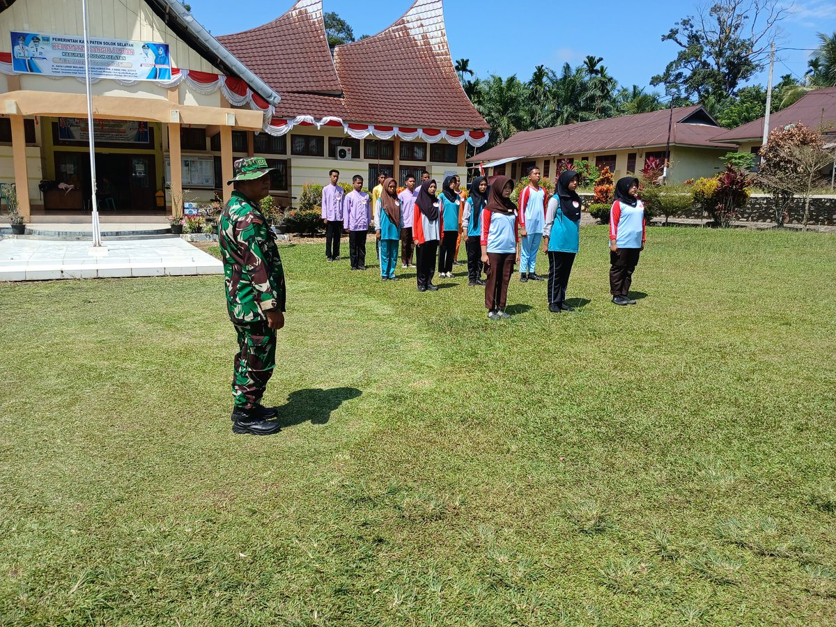 kodim0309's tweet photo. Babinsa Koramil 12/Sangir Gelar Seleksi Calon Paskibra Tingkat Kecamatan.

Serda Irwandi Babinsa Koramil 12/Sangir Kodim 0309/Solok melaksanakan seleksi Paskibra tingkat Kecamatan Sangir yang terdiri dari siswa/siswi sekolah SMP se Kecamatan Sangir https://t.co/mEVXgT9tQ0