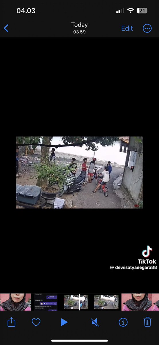 aurevoirje's tweet photo. guys, kalian ada yang tau kasus ini?

ada content creator fragrance di tiktok usia 13 tahun namanya Angkasa, meninggal karena tenggelam. dari yang beredar katanya tenggelam karna main sama teman-temannya. tapi teman-temannya ini tuh bungkam semua.

ibunya kemarin klarifikasi dan ceritain kronologi lengkap berdasarkan POV sang ibu. Angkasa diajak main sama temen-temen yang biasa main dan sholat sama dia. waktu Angkasa main, ibunya emang lagi pergi, dan papanya di rumah jaga adiknya yang kecil. 

waktu ibunya pulang hampir maghrib, Angkasa belum sampai rumah juga. ternyata, hp, sepeda, dan uang jajan yang dikasih ibunya sebelum ibunya pergi masih ada di rumah. ibunya ngecek hpnya ternyata ada chat dari temennya ngajak main tadi siang. tapi waktu ibunya tanya ke temennya itu Angkasa kemana, temennya bilang “gatau”.

sampe malem ibunya nyari ke temen-temennya angkasa tapi gaada yg tau. sampe akhirnya ada satu anak yang jujur ke orang tuanya, kalau angkasa tenggelam di kali cisadane. dan itu posisinya udah malem. kenapa baru bilang? karena mereka semua sepakat untuk bungkam dan gamau cerita. kejadiannya ini kalau ga salah hari sabtu. 

ibunya Angkasa cari bukti cctv sekitar. dan bener pada siang itu Angkasa diajak main sama temen-temennya. ada cctv yang nunjukin ke arah komplek tempat lewat menuju kali tersebut. cctv saat kedatangan mereka berjumlah 8 orang dan saat pulang hanya 7 orang, jelas Angkasa tidak ada. parahnya, barang buktinya dihilangkan. sendal dan baju yang dipake Angkasa saat tenggelam dihilangkan sama temen-temennya.

Angkasa baru ditemukan hari Senin. yang lebih sedih, dari semua orang tua temen-temennya, cuma dua orang yang minta maaf sama ibunya Angkasa. yang lainnya bener-bener datang ke rumah Angkasa seperti tamu.
 
masalahnya disini, ibunya Angkasa mau cari keadilan. tapi dia tau kalau dia gaada bukti. apalagi kejadian di kali cisadane yang gaada cctv nya. karna mereka ada yang bilang katanya jatuh lah, atau ada yg bilang nolong temennya yang mau tenggelam. apalagi temen-temennya itu di bawah umur semua. dia takut kalau ini dikasuskan, akan banyak menyita waktu dan pasti membutuhkan uang yang banyak. ibunya Angkasa udah ikhlas, tapi namanya seorang ibu pasti sakit hati banget. kenapa teman temannya bisa sejahat itu? kalaupun memang tenggelam dari sore harusnya bilang aja jangan disembunyikan.

liat video klarifikasinya aja guys aku nangis sesenggukan soalnya🥲

tiktok ibunya @/dewisatyanegara88 

may Angkaya rest in peace🥀