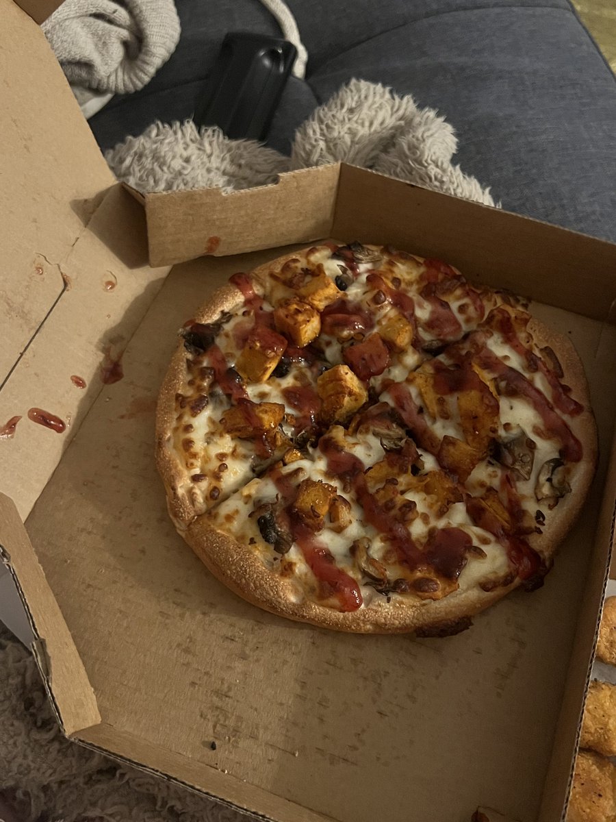 graceswag's tweet photo. pantsless eating pizza #EpicW https://t.co/R6DBPDS4EQ