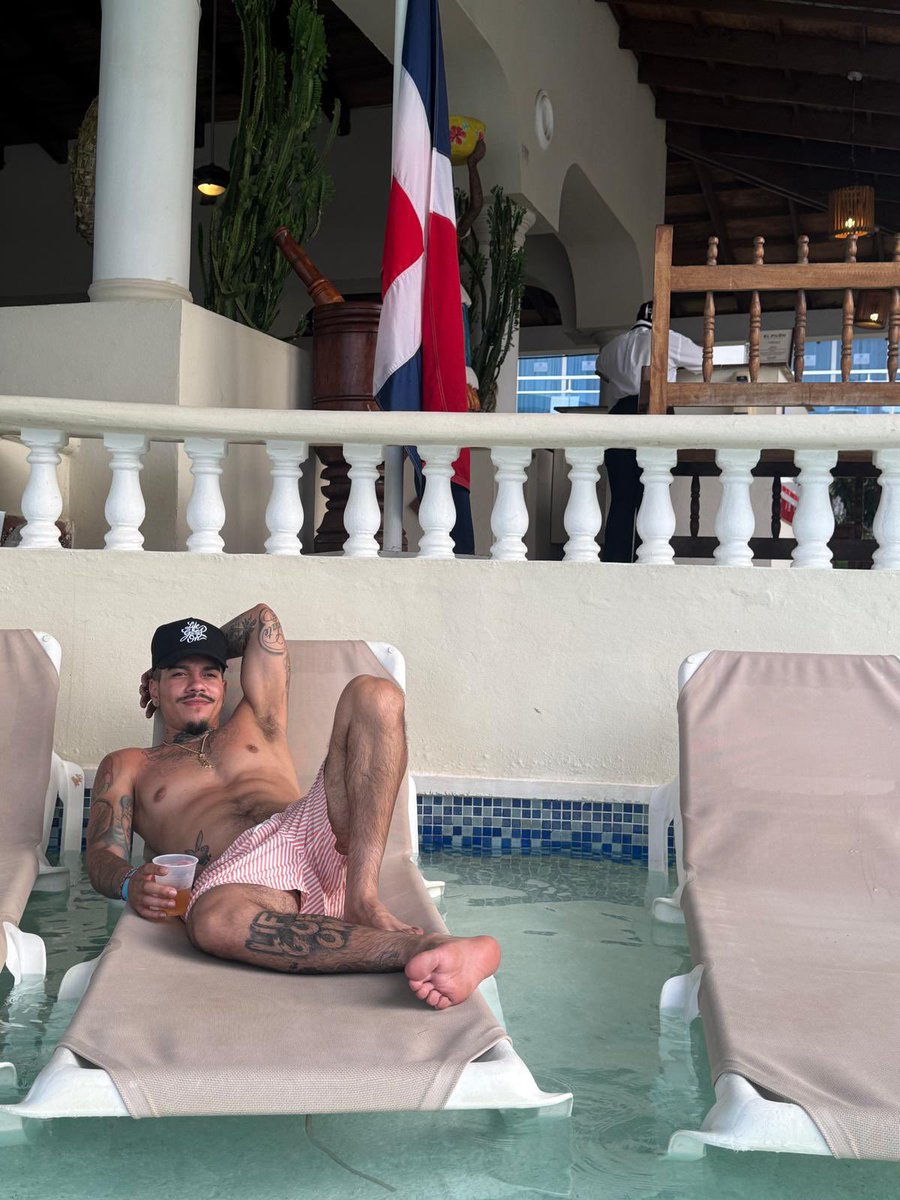 Jeury_M's tweet photo. 🥂 to more traveling and more experiences , love it here 🇩🇴 https://t.co/QGe9KJb3Cx