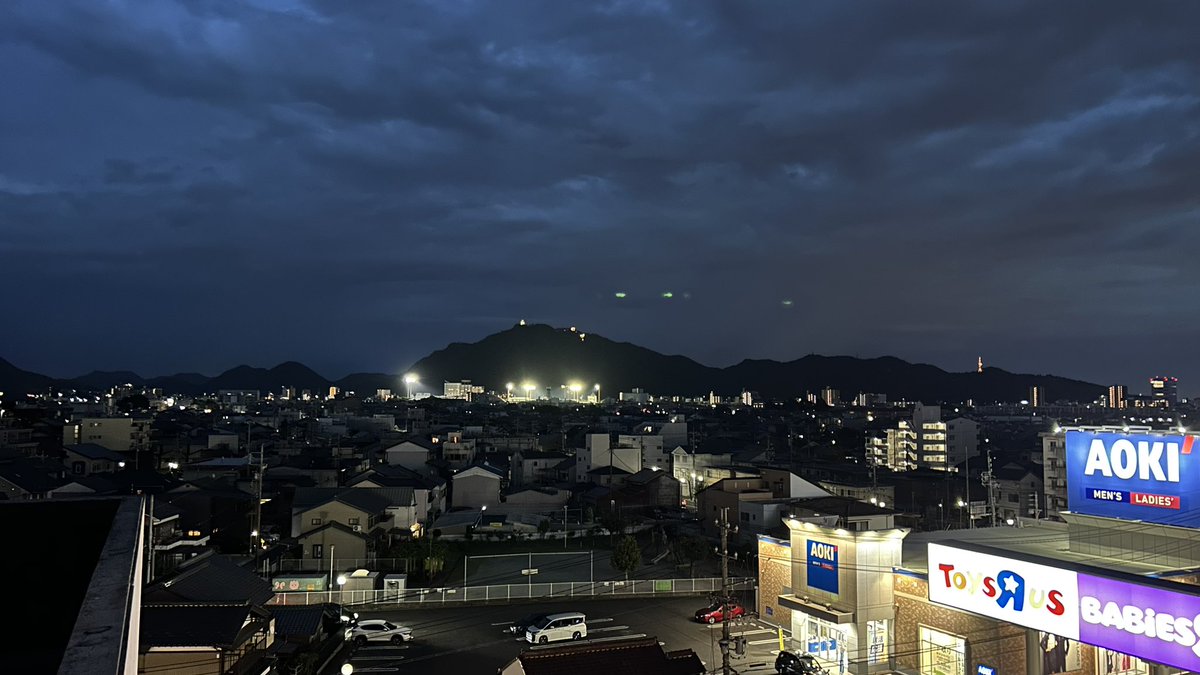 bakeru_dd's tweet photo. マーサの屋上から眺める金華山
今日は長良川花火大会です https://t.co/4kpo4cZqDX