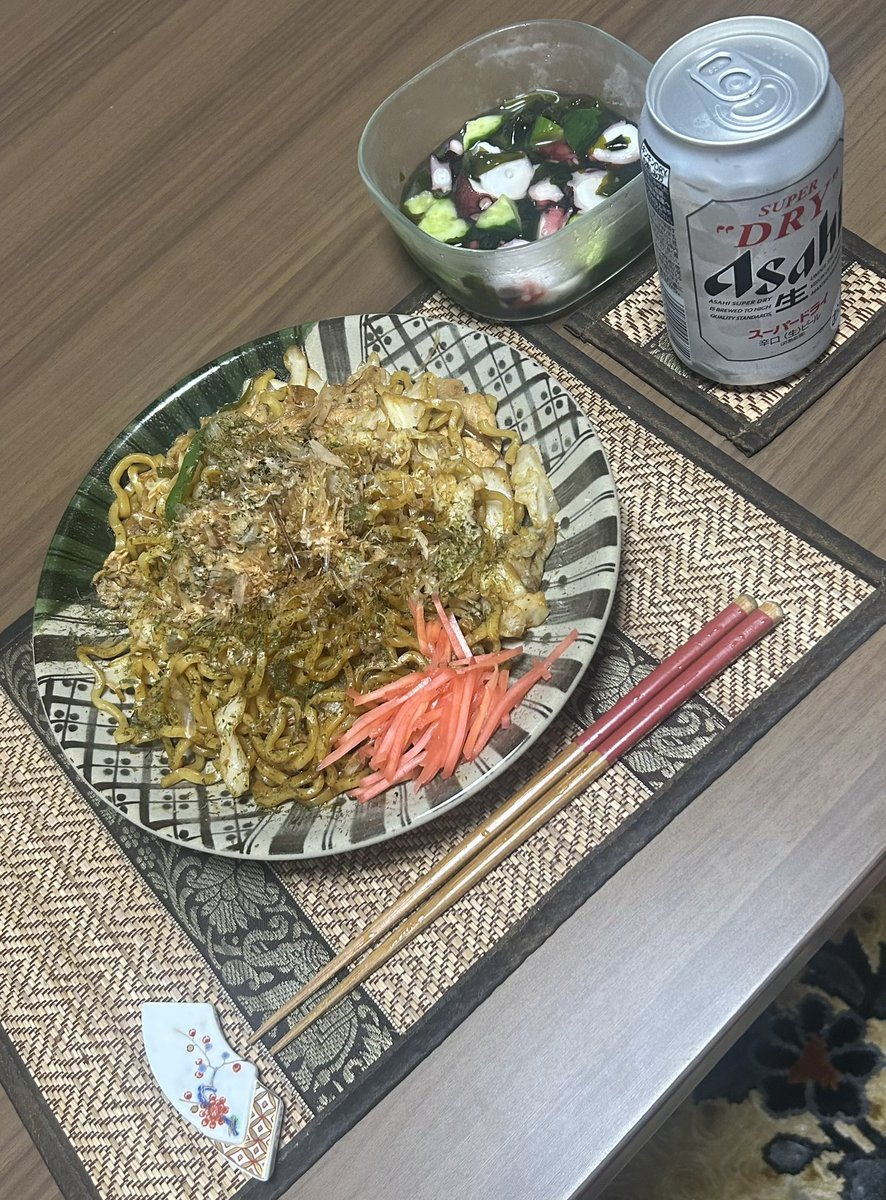 onesetall0403's tweet photo. 晩御飯は母のリクエストの焼きそばにしました。タコ胡瓜の酢の物も作ったりして😉今宵も素敵な時間をお過ごしください💫ビールの後は🍷かな🎵今日もお疲れ様でした〜かんぱーい🍻 https://t.co/Wj1qfddLHX