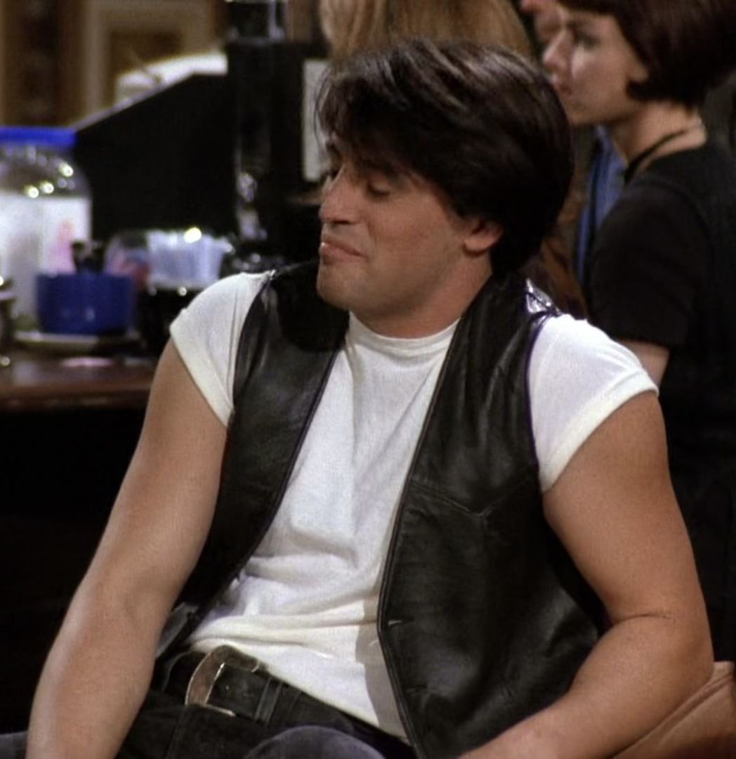 lixieshaven's tweet photo. I started rewatching friends yesterday and this hyunjin look reminds me so much of season 1 joey https://t.co/SzmOdQ344C