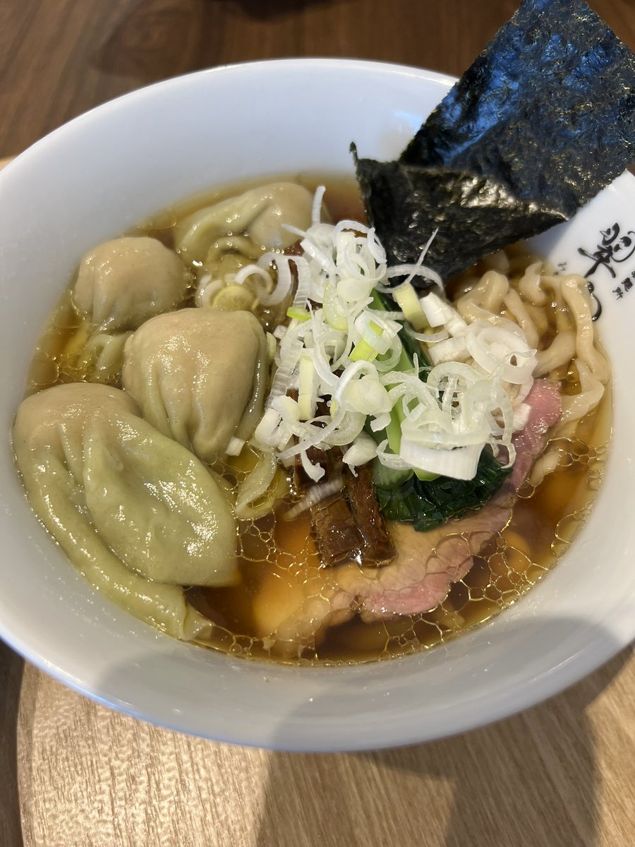 mori70gk's tweet photo. 立川製麺所 翠空 ＠立川市錦町
ワンタンメン🍜

今だけの淡麗系ラーメン🍜
小麦の風味豊かなもっちり自家製麺
豚骨の旨味が沁みる清湯醤油スープ
個人的にはつけ麺より刺さりました💘
餡がぎっしり詰まったデロデロワンタン
餡も皮もハンパなく美味すぎる💓
スッキリした1杯に大満足🈵
#立川 #ラーメン https://t.co/qkhfAM395p
