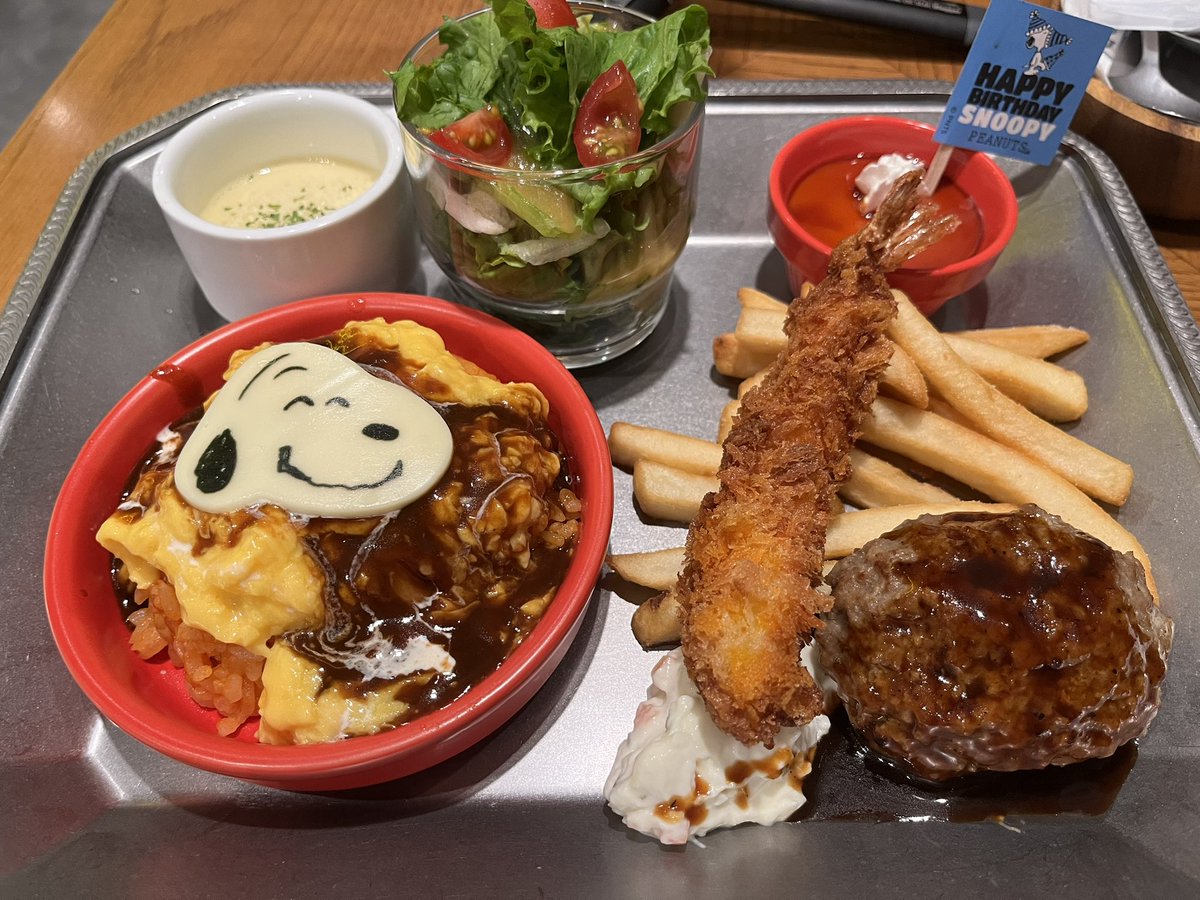 komachik1221's tweet photo. スヌーピーカフェのバースデープレート食べにきた！2日後スヌーピー誕生日らしい！ https://t.co/9zjbGuOlG8