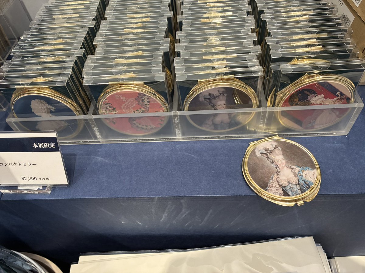 jtmg597's tweet photo. マリーアントワネット展物販状況報告部再来です😈
物販はちょっぴり新しいアクセサリーが増えたり、消えたの再入荷(と思ったら他が売り切れたり)してるようです。輸入品グッズはもうスカスカだったんで、そこには関連書籍が全部並べてあります！
2枚目は再入荷した私が欲しいかもとなっているミラー🪞 https://t.co/XpTTkMX300