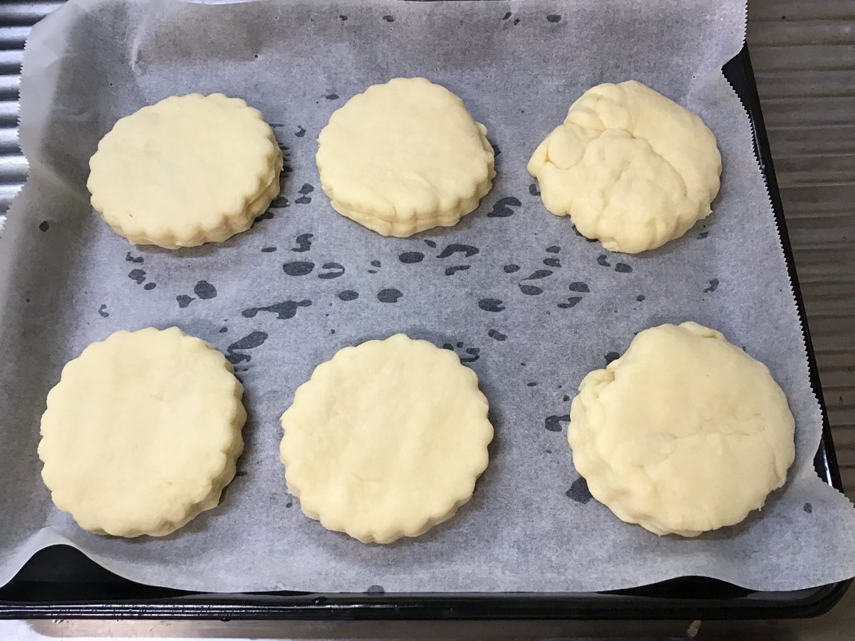 kenchilyan's tweet photo. ショートニングの賞味期限が切れていたので(過去形)、スコーン作った。
材料も余らず大きさピッタリですねw
バターの香りは当然無いけど、けっこう美味いな。
俺、料理上手。 https://t.co/7pfUAo8AZ5