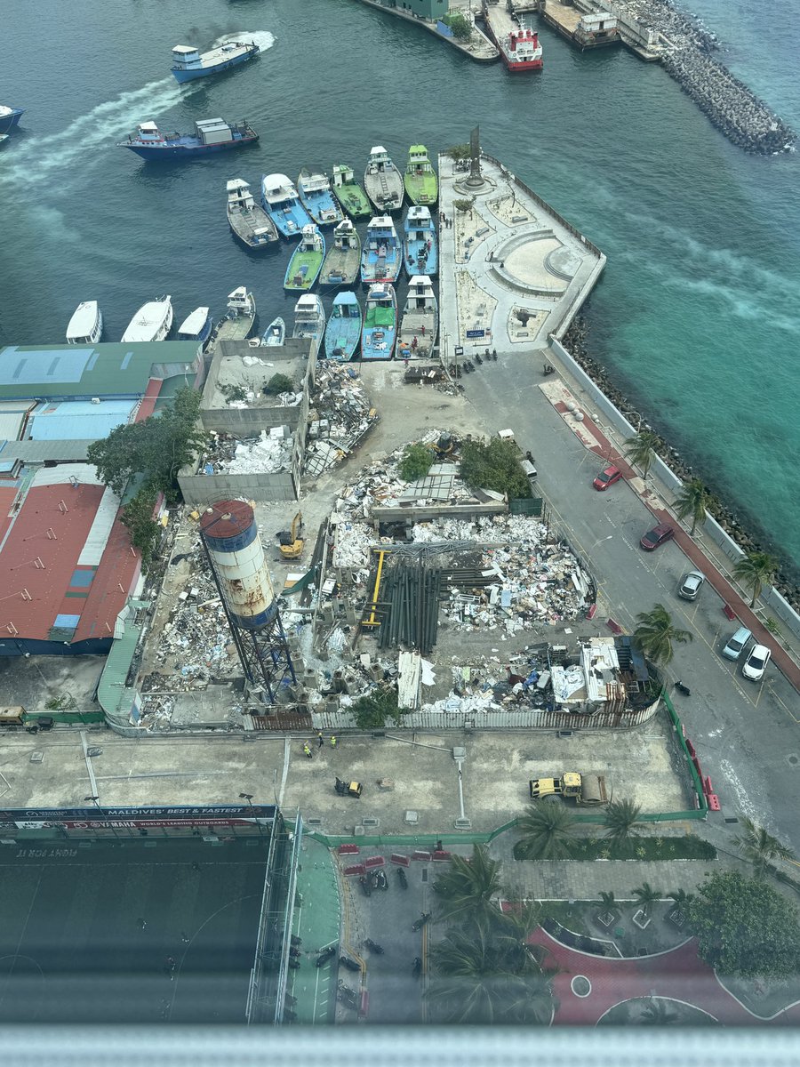 rsh1Mohamed's tweet photo. Tsunami bina with the trash corner

Gaumiyyath is flowing https://t.co/20zRYh8o9X