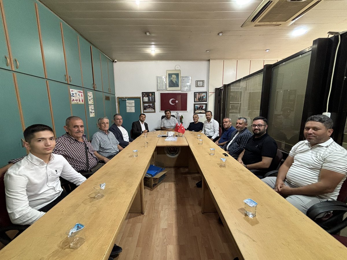 apartimanisa's tweet photo. 📍 Kırkağaç Ziraat Odası

İl Başkanımız Şakircan Dinç, Kırkağaç İlçe Başkanımız Mustafa Öçay, il başkan yardımcılarımız, İl Gençlik Kolları Başkanımız Berkay Taşkıner ve ilçe teşkilatımızla birlikte Kırkağaç Ziraat Odası Başkanı Emin Özarı’yı ziyaret ettik. https://t.co/J90sLLgr8C