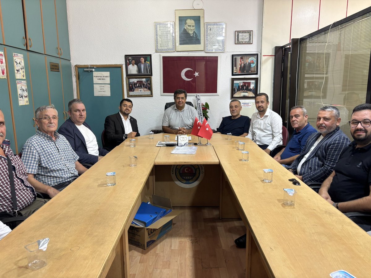 apartimanisa's tweet photo. 📍 Kırkağaç Ziraat Odası

İl Başkanımız Şakircan Dinç, Kırkağaç İlçe Başkanımız Mustafa Öçay, il başkan yardımcılarımız, İl Gençlik Kolları Başkanımız Berkay Taşkıner ve ilçe teşkilatımızla birlikte Kırkağaç Ziraat Odası Başkanı Emin Özarı’yı ziyaret ettik. https://t.co/J90sLLgr8C