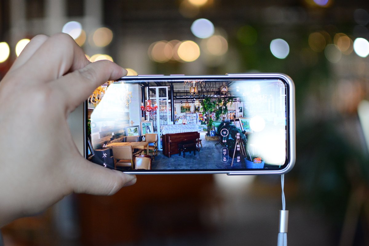 Brunodaltro5's tweet photo. New to photography Start with these 3 tricks: natural light near windows, always focus on eyes, shoot from lower angles for depth. No fancy gear needed—just your phone! https://t.co/24MZt4phcq