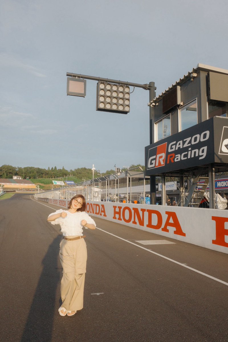 suzy_staff's tweet photo. - ̗̀📣明日8/9(日) 14:05〜
『BOAT RACE 2026年全日本スーパーフォーミュラ選手権 第8戦 東北大会』決勝レース前に
#富田鈴花 が国歌独唱を務めさせていただきます！

11:15からは、イベント広場で実施されるトークイベントにも出演いたします🎤⟡.·

ABEMA中継の現地リポーターも務めさせていただく盛りだくさんな1日となりますので、ぜひ現地と配信で見届けてください📺⚡︎

#SFormula 
#スーパーフォーミュラ 
#ABEMA