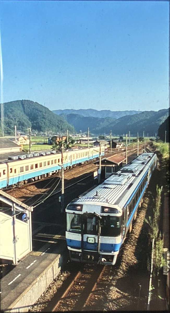 dml6234sab's tweet photo. 2003年9月14日

高知6:35発窪川行 727D
キハ185-1017+キハ185-1015

＊キハ58系車両不足による高松キハ185系貸出車代走 https://t.co/Lt284cw0DB