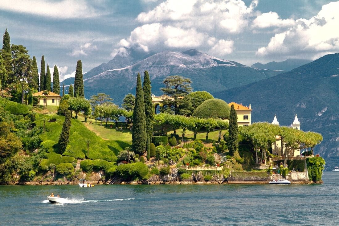 Worldviewes51's tweet photo. Lake Como, Italy https://t.co/KzpPhP4ynr