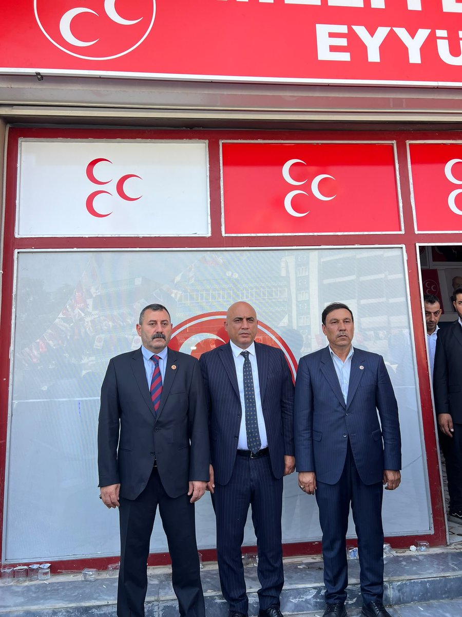 MHPEyyubiye's tweet photo. Kıymetli Dava Arkadaşlarım, Değerli Eyyübiyeli Hemşehrilerim,MKYK Üyemiz Sayın Bünyamin Köken Beyefendi, İl Başkanımız Sayın Osman Mutlu ve değerli yönetim kurulu üyelerimizin teşrifleriyle, Milliyetçi Hareket Partisi Eyyübiye İlçe Olağan Kongremizi büyük bir coşku, birlik ve beraberlik içinde başarıyla gerçekleştirdik. Kongremizin ilçemize, Şanlıurfa’mıza ve yüce milletimize hayırlara vesile olmasını Cenab-ı Allah’tan niyaz ediyorum.Kurucu İlçe Başkanı olarak çıktığımız bu kutlu yolda, bugüne kadar omuz omuza yürüdüğümüz, kurucular listemizde yer alarak davamıza ilk andan itibaren büyük bir fedakarlıkla hizmet eden tüm yol arkadaşlarıma şükranlarımı sunuyorum.Bugün gerçekleşen bayrak değişimiyle birlikte, yeni yönetim listemizde yer almayan ancak emeği, alın teri ve dik duruşuyla Eyyübiye teşkilatımızın harcını karan değerli kurucu yönetim kurulu üyelerimize sergiledikleri üstün gayretlerden dolayı şahsım ve partim adına canıgönülden teşekkür ederim.Bizler, Liderimiz Sayın Devlet Bahçeli Beyefendi’nin emrinde, "Önce Ülkem ve Milletim" şiarıyla bir bütünüz. Bugün listelerde yaşanan değişimler bir ayrılık değil, kutlu yürüyüşümüzün yeni bir safhasıdır. Dün olduğu gibi bugün de, yarın da hep birlikte Eyyübiye için, ülkücü hareket için yan yana mücadele etmeye devam edeceğiz.Kongremize katılarak bizleri onurlandıran tüm delegelerimize, uzaktan yakından gelerek heyecanımıza ortak olan tüm gönüldaşlarımıza teşekkür ediyor, yeni yönetim kurulumuza başarılar diliyorum. Rabbim birliğimizi, dirliğimizi ve kardeşliğimizi daim eylesin.Saygılarımla,
@dbdevletbahceli
@eczosmanmutlu @Hacikeserr @Sanliurfa_MHP Eyyübiye mhp ilçe başkanı 
Hacı keser