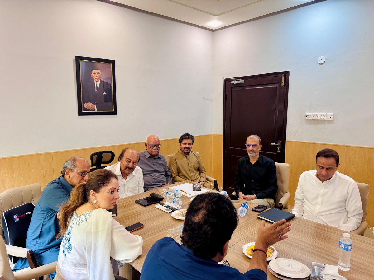 RaufNagori's tweet photo. پاکستان پیپلز پارٹی سندھ کے صدر نثار احمد کھوڑو کی زیر صدارت کنٹونمنٹ بورڈ کلفٹن کے الیکشن کے حوالے سے اجلاس منعقد ہوا۔

اجلاس میں پاکستان پیپلز پارٹی سندھ کے جنرل سیکرٹری سید وقار مہدی، صوبائی وزیر و ڈپٹی انفارمیشن  سندھ سید ناصر حسین شاہ، صدر پاکستان پیپلز پارٹی کراچی و صوبائی وزیر سعید غنی،  انفارمیشن سیکرٹری شرمیلا فاروقی، ڈپٹی انفارمیشن سندھ و میئر کراچی مرتضٰی وہاب، ضلع جنوبی کے صدر جاوید ناگوری، جنرل سیکرٹری تیمور سیال  سٹی ایریا 109 :110 کے صدر اور جرنل سیکرٹری بھی موجود تھے