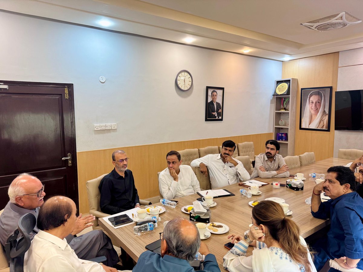 RaufNagori's tweet photo. پاکستان پیپلز پارٹی سندھ کے صدر نثار احمد کھوڑو کی زیر صدارت کنٹونمنٹ بورڈ کلفٹن کے الیکشن کے حوالے سے اجلاس منعقد ہوا۔

اجلاس میں پاکستان پیپلز پارٹی سندھ کے جنرل سیکرٹری سید وقار مہدی، صوبائی وزیر و ڈپٹی انفارمیشن  سندھ سید ناصر حسین شاہ، صدر پاکستان پیپلز پارٹی کراچی و صوبائی وزیر سعید غنی،  انفارمیشن سیکرٹری شرمیلا فاروقی، ڈپٹی انفارمیشن سندھ و میئر کراچی مرتضٰی وہاب، ضلع جنوبی کے صدر جاوید ناگوری، جنرل سیکرٹری تیمور سیال  سٹی ایریا 109 :110 کے صدر اور جرنل سیکرٹری بھی موجود تھے