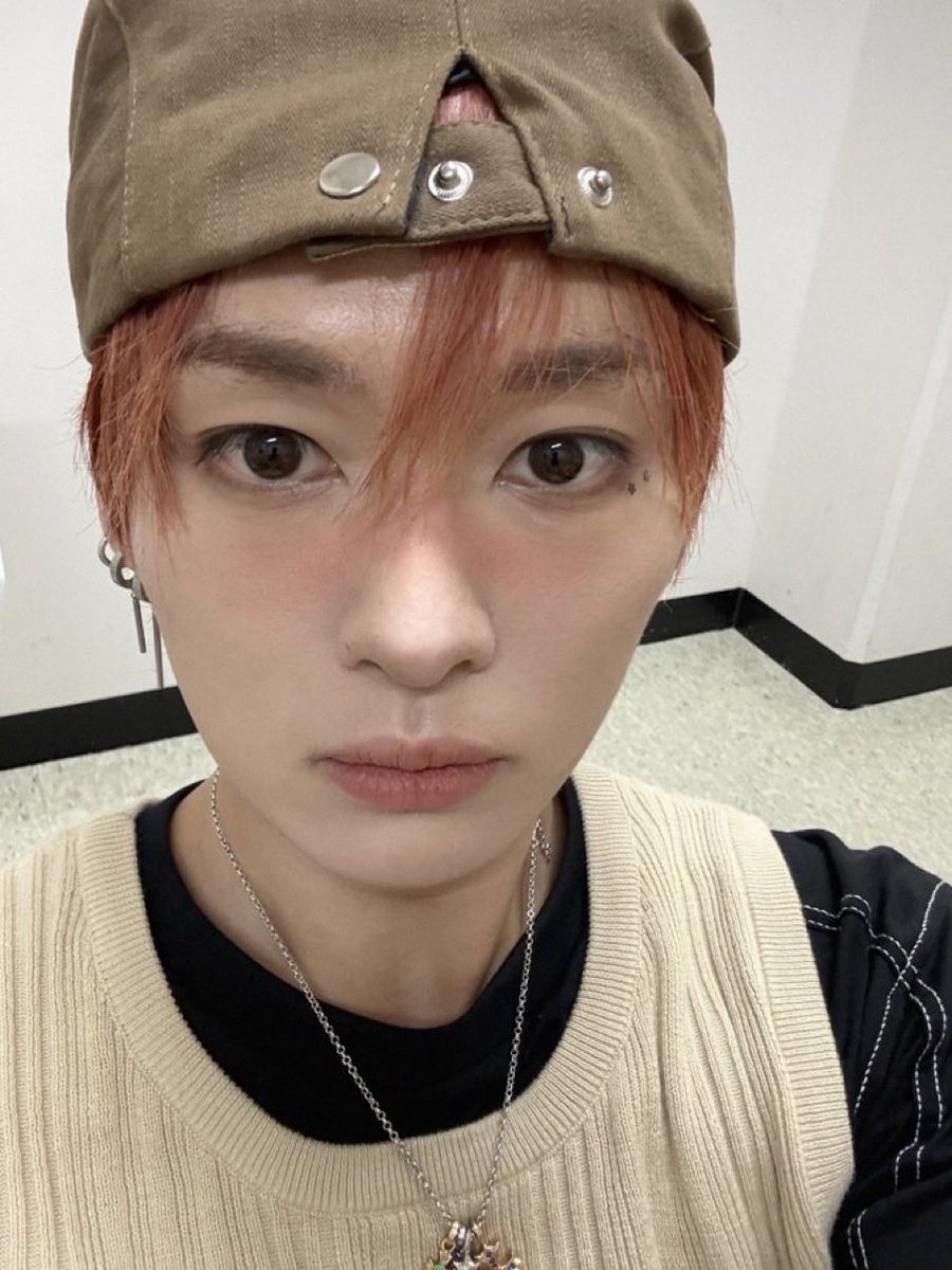 Iinogatinhos's tweet photo. the difference between leeknow and hyunjin sending selcas on bubble 😭 https://t.co/OolQO5RaBs