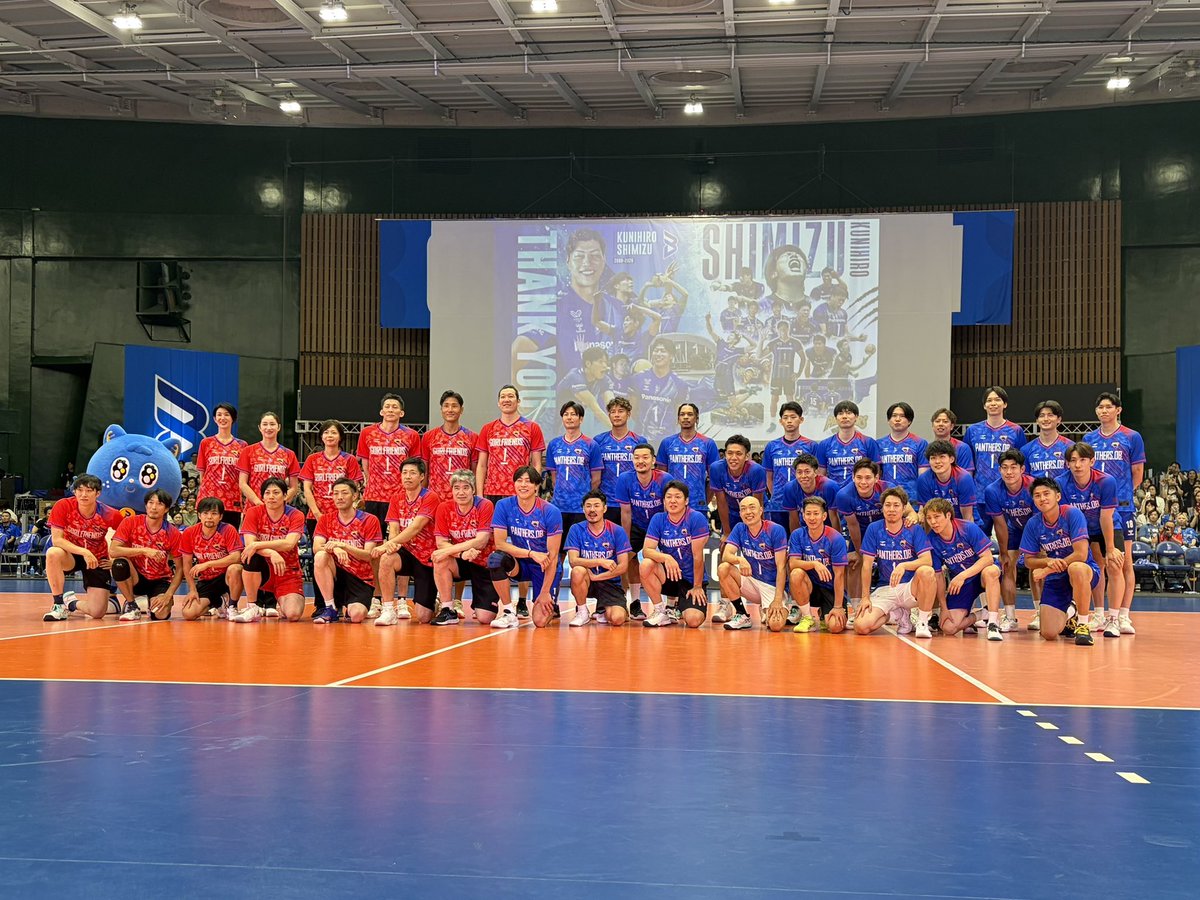 fujitv_volley1's tweet photo. 25-26シーズンをもって現役を引退した
日本バレー界のレジェンド #清水邦広 さんが引退試合を行いました🥺

今月11日で40歳を迎える清水さんは
10歳からバレーを始め約30年間バレー一筋🏐☝️
日本代表主将としても日本を何度も勝利に導いてきた大エース🔥

そんな清水さんと最後にコートに立ちたいと集まったのは
元チームメイトや日本代表で共に戦ったレジェンド・ゆかりのある選手達🌟
1日限りの超貴重な試合を行いました🤩🌈

最後に清水さんは『家族やチームメイト・関わってくださった全ての人のおかげでここまで続けることができた。本当にありがとうございました』と感謝の言葉を伝えました。

改めて現役生活お疲れ様でした🙇‍♀️
たくさんの感動をありがとうございました！
これからもバレー界を共に盛り上げていきましょう！！

あす9日(日)23時45分〜『すぽると！』にて引退試合の様子と共に
日本代表・大阪ブルテオンで共に戦ったサウスポーエース #西田有志 選手とのインタビューを放送予定🔥
エースが継承したい思いとは？

是非あすご覧ください📺☑️