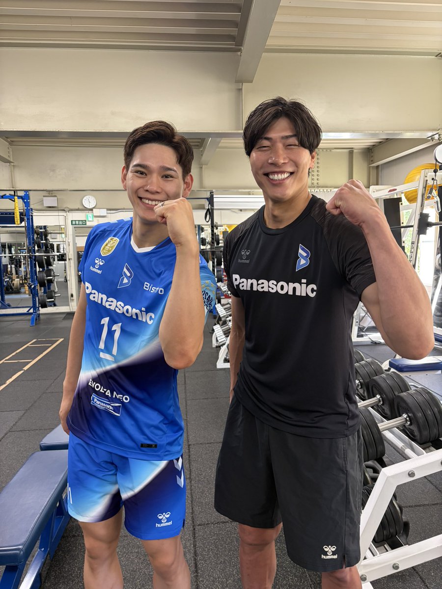 fujitv_volley1's tweet photo. 25-26シーズンをもって現役を引退した
日本バレー界のレジェンド #清水邦広 さんが引退試合を行いました🥺

今月11日で40歳を迎える清水さんは
10歳からバレーを始め約30年間バレー一筋🏐☝️
日本代表主将としても日本を何度も勝利に導いてきた大エース🔥

そんな清水さんと最後にコートに立ちたいと集まったのは
元チームメイトや日本代表で共に戦ったレジェンド・ゆかりのある選手達🌟
1日限りの超貴重な試合を行いました🤩🌈

最後に清水さんは『家族やチームメイト・関わってくださった全ての人のおかげでここまで続けることができた。本当にありがとうございました』と感謝の言葉を伝えました。

改めて現役生活お疲れ様でした🙇‍♀️
たくさんの感動をありがとうございました！
これからもバレー界を共に盛り上げていきましょう！！

あす9日(日)23時45分〜『すぽると！』にて引退試合の様子と共に
日本代表・大阪ブルテオンで共に戦ったサウスポーエース #西田有志 選手とのインタビューを放送予定🔥
エースが継承したい思いとは？

是非あすご覧ください📺☑️