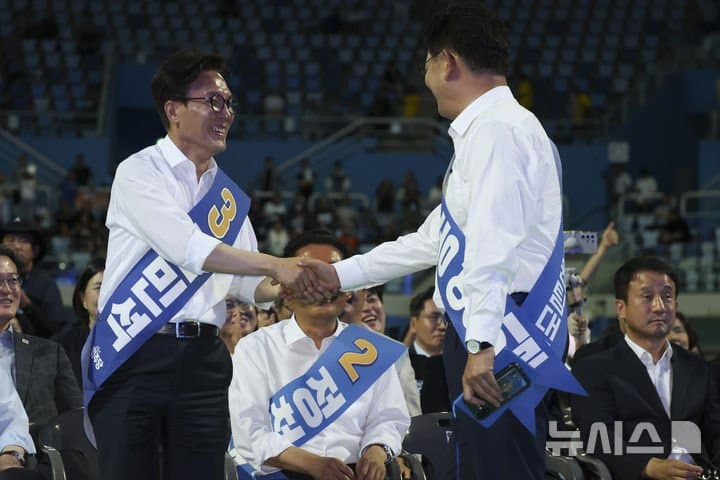 hihihihihink's tweet photo. 김민석 후보와 송영길 후보가 정청래 앞에서 기쁨을 나누는 자리다

ㅋㅋㅋㅋㅋㅋㅋㅋㅋㅋㅋㅋㅋㅋㅋㅋㅋㅋㅋㅋㅋㅋㅋㅋ https://t.co/pmOudNKVxr