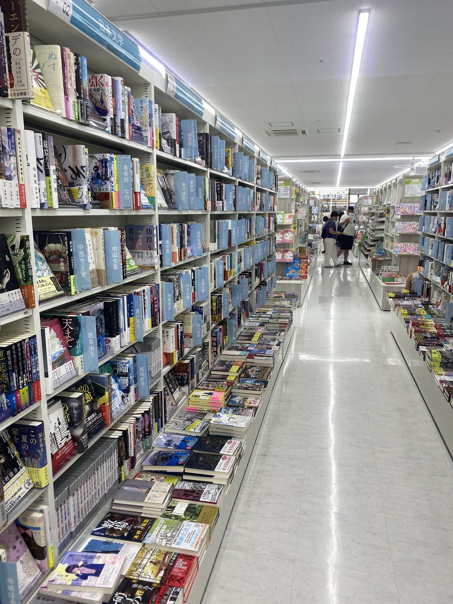 yondock's tweet photo. 噂の本屋に来たらとにかく文庫の量がえぐかった。 https://t.co/k9tDPI8Wyz