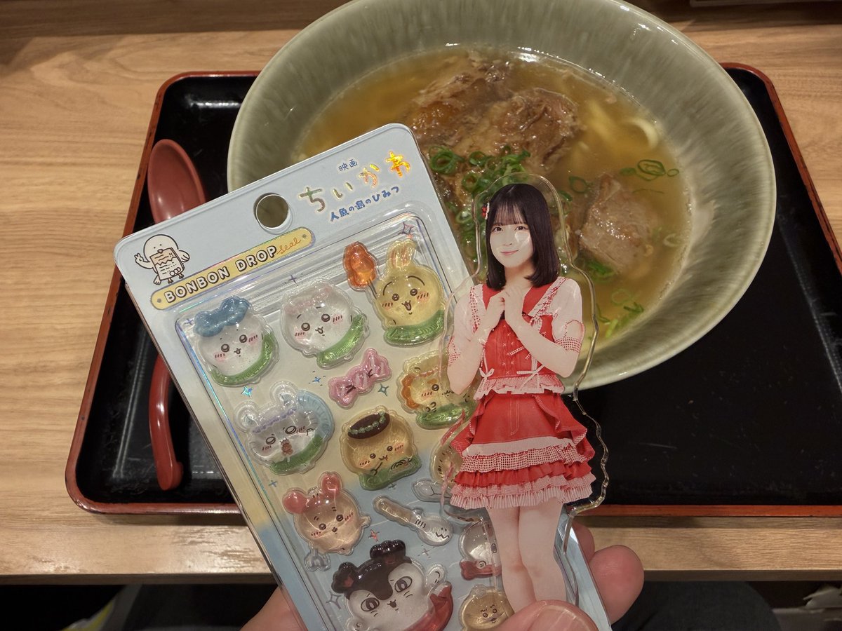 shigechan_69's tweet photo. ゆいちゃん！今日は午前中はフェスで行けないゆいちゃんの要員でボンドロシールGETして来たよ！
午後は公演だったけど18:30終わりなのでご飯食べてからもジムに行けそうだよ💪
#らーめんもぐもぐちゅー 🍜
#映画ちいかわ https://t.co/SiAEJsfiaY