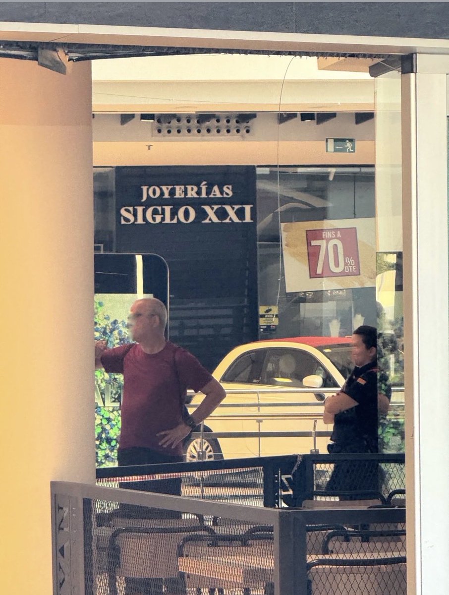 contrastado's tweet photo. A las 6 y media de la madrugada.
Revientan la entrada del Centro Comercial Anec Blau de Castelldefels(Barcelona)se pasean con el coche por los pasillos y lo empotran contra 2 joyerías vaciándolas en segundos y huyendo
…Somos el País de acogida de toda la delincuencia del mundo!! https://t.co/irsfUbo8FP