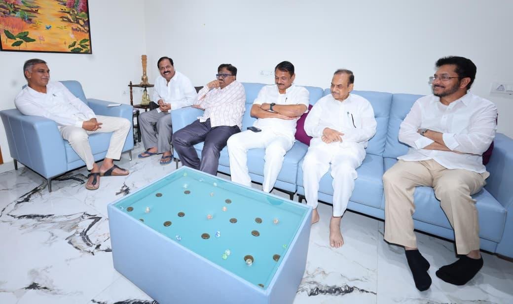 HarishRaoOffice's tweet photo. స్వల్ప అనారోగ్యం నుండి కోలుకొని విశ్రాంతి తీసుకుంటున్న ఉద్యోగ సంఘాల జేఏసీ మాజీ అధ్యక్షులు, కార్పొరేషన్ మాజీ చైర్మన్ దేవీ ప్రసాద్ గారిని ఇంటికి వెళ్లి పరామర్శించిన మాజీ మంత్రి, బీఆర్ఎస్ డిప్యూటీ ఫ్లోర్ లీడర్ @BRSHarish గారు. 

ఈ సందర్భంగా దేవీ ప్రసాద్ గారి ఆరోగ్య పరిస్థితిని హరీశ్ రావు గారు అడిగి తెలుసుకున్నారు. వారు త్వరగా కోలుకోవాలని  ఆకాంక్షించారు.

మాజీ హోం మంత్రి మహమూద్ అలీ గారు, ఎమ్మెల్యే సుధీర్ రెడ్డి గారు, ఎమ్మెల్సీ దేశపతి శ్రీనివాస్ గారు తదితరులు వెంట ఉన్నారు.