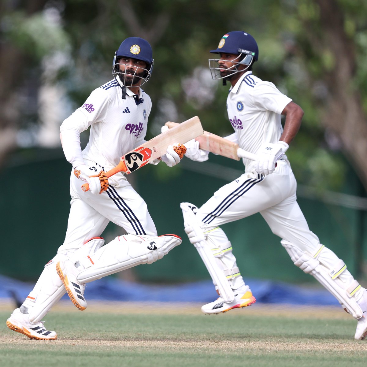 BCCI's tweet photo. #TeamIndia inching closer to the 250-run mark in the first innings 👌👌

A valuable 65-run partnership and counting between Ravindra Jadeja and Manav Suthar 🤝

Updates ▶️ https://t.co/g7rdlUUjY2 https://t.co/t7MM7BOPBZ