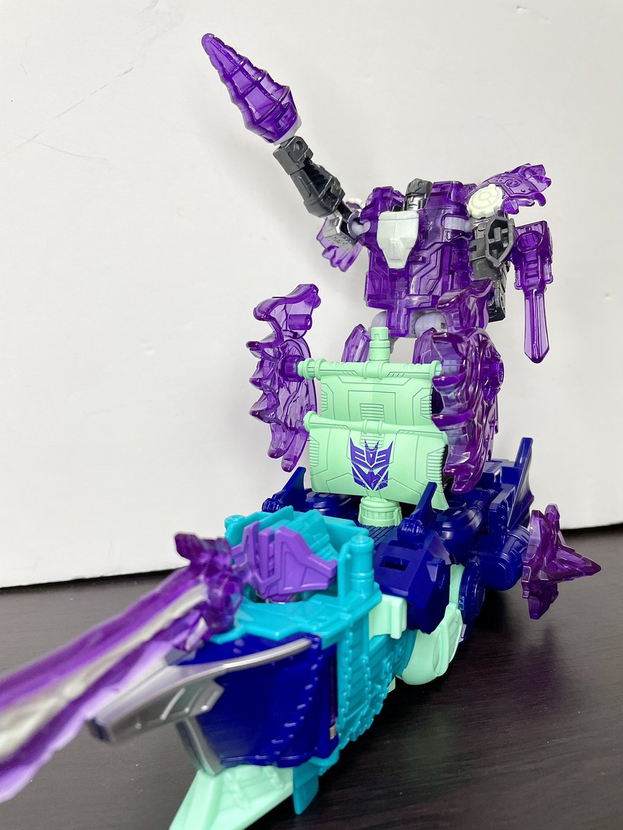 Tgtfmb's tweet photo. トランスフォーマー:サイバーワールド
スカージ
サイバーワールドはマジでデザインが最高
あのスカージが海賊船に！
しかも通常サイズが乗れて楽しい

通常品サイズは小さいから許せてたけどアルティメット品になると流石に頭と肘の可動がないのはコストカットでしかないので許せなくなってくるぜ… https://t.co/rb0QxmdvSp