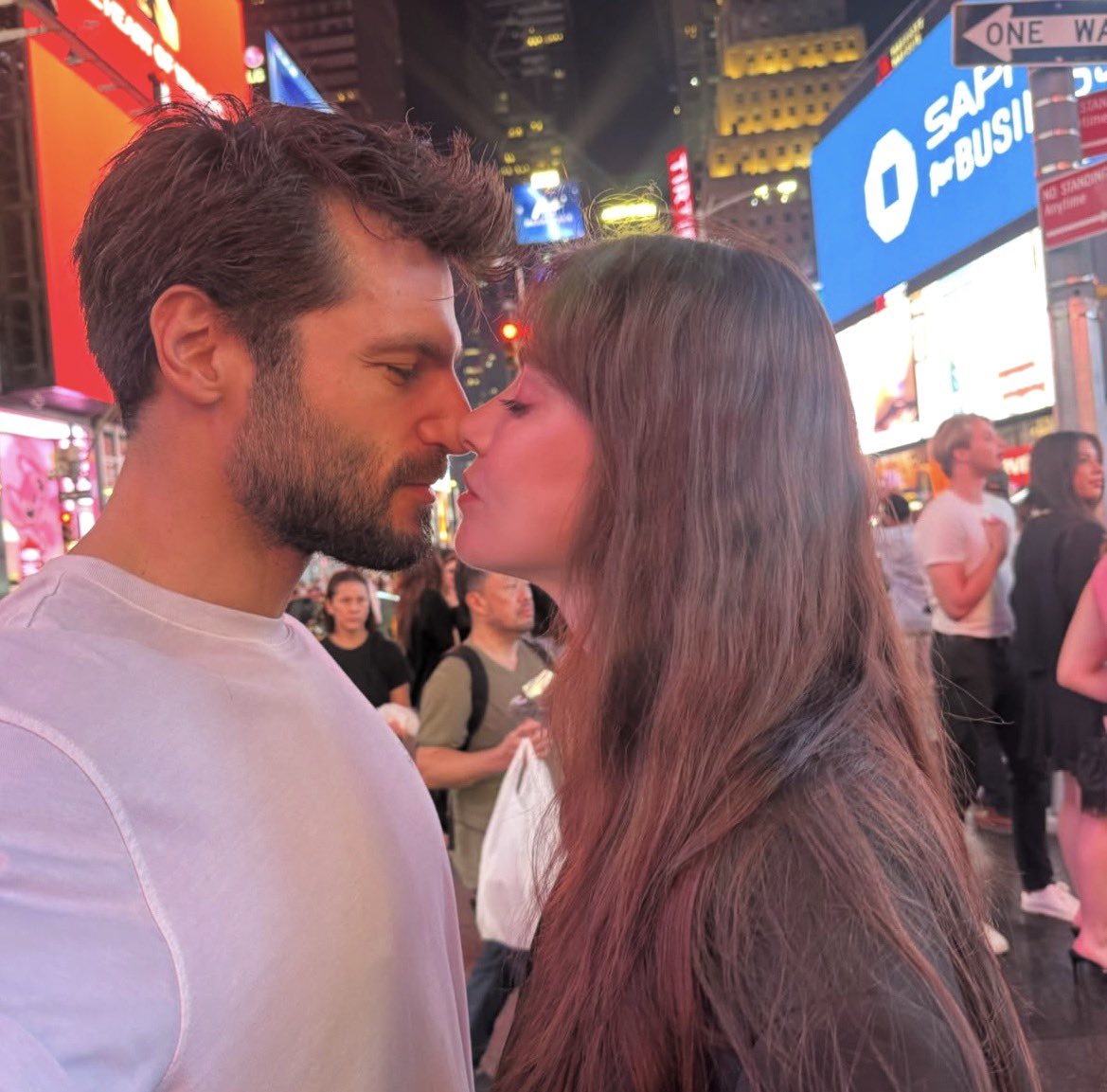 gossipmagazinn's tweet photo. Öngörü dizisi için, Özge Gürel’in sette fazla sevişme sahnesi olduğu gerekçesiyle eşi Serkan Çayoğlu’yla 1 ay konuşmadığı, Serkan’ın ise sete gitmediği ve dizinin bu yüzden ertelendiği, Hilal Altınbilek’in ise ne yapıp edip Serkan’ı ikna ettiği iddia edildi.

• Dizi çekimlerinin böyle tamamlandığı iddia ediliyor.