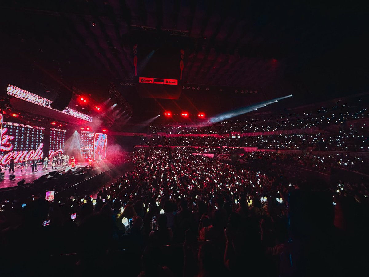 AranetaCity's tweet photo. MAMA MAMA MOO! 💚✨

MooMoos, your favorite girls are now on stage! #TheBigDome is shaking because of your loud cheers! 🔥

#MAMAMOO #MAMAMOOinPH #4WARDinManila #CityofFirsts #AranetaCity https://t.co/8DYKMqE3Zm