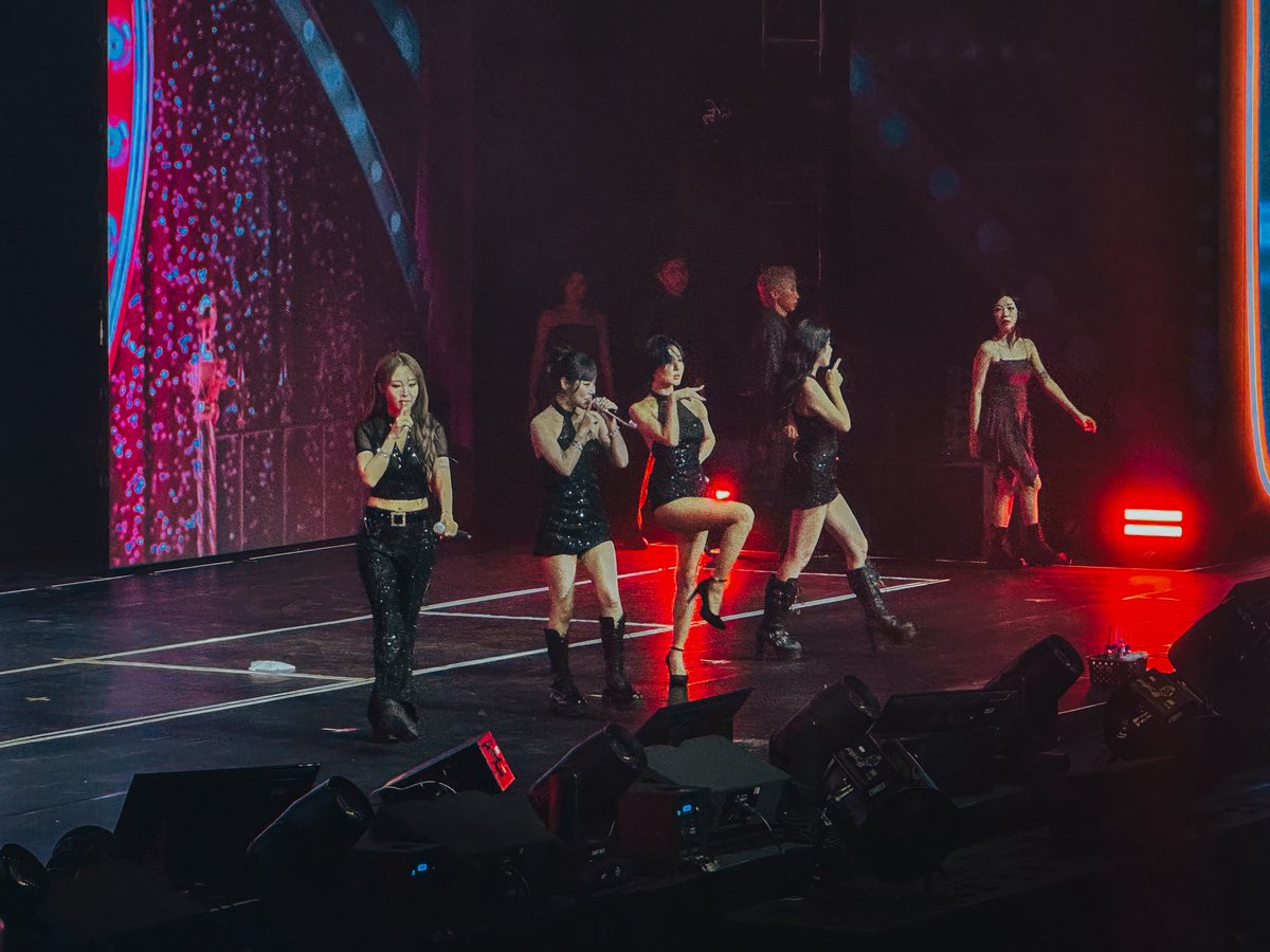 AranetaCity's tweet photo. MAMA MAMA MOO! 💚✨

MooMoos, your favorite girls are now on stage! #TheBigDome is shaking because of your loud cheers! 🔥

#MAMAMOO #MAMAMOOinPH #4WARDinManila #CityofFirsts #AranetaCity https://t.co/8DYKMqE3Zm