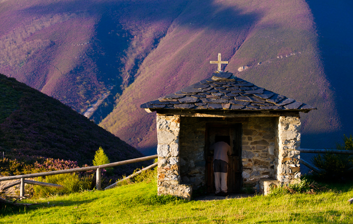 GobAsturias's tweet photo. #DescubreAsturias
⛰️ El Puerto de Cerredo, 🪵 los cunqueiros o 🌿 los paisajes de las Fuentes del Narcea. ¿Te suenan?
🐻 Hoy te invitamos a descubrir #Degaña, un paraíso escondido donde la naturaleza más salvaje convive con una rica tradición cultural.
🔗 https://t.co/2u3zEKrXFg https://t.co/XpVW9Kn5nT
