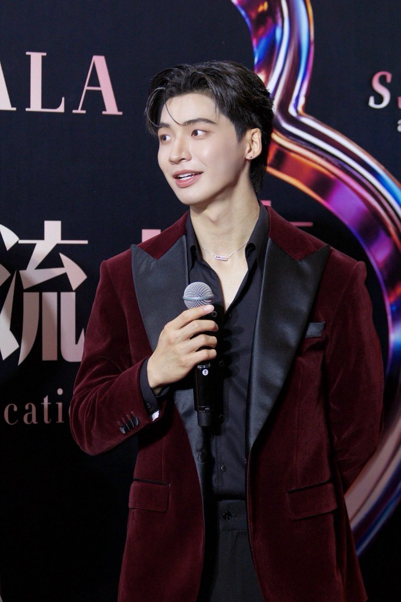 PondPOfficial's tweet photo. ไหล่โดนจอ..พอจะหล่อโดนใจใครบ้างมั้ยน้าา 

#WeiboCulturalCommunicationNight
#WEIBOGALA2026
#pondponlawit https://t.co/v8rFyG4Par