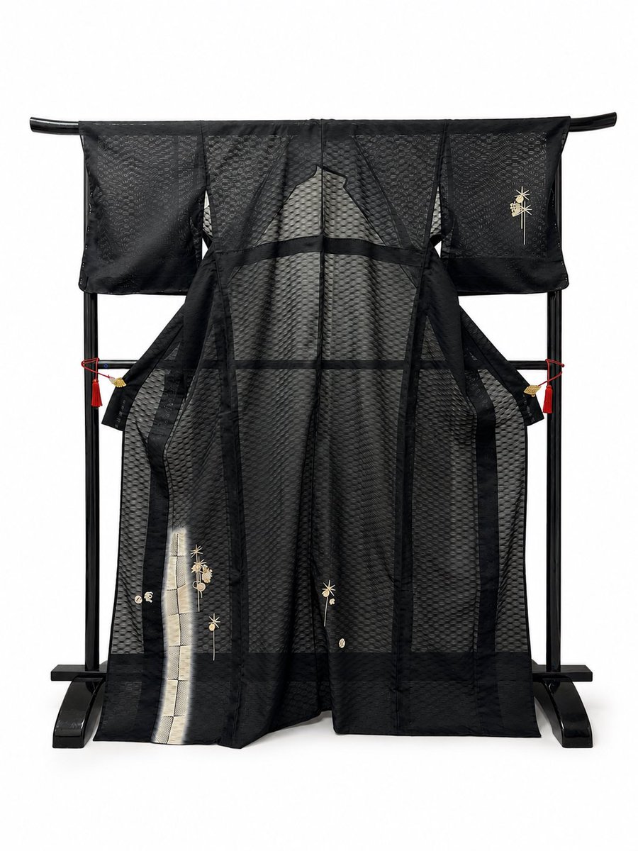 kimono_base's tweet photo. 【黒い夏着物、リユースで見たことありますか？】
手放す人が少なく、リユース着物では実はかなり珍しい「黒の夏付下」を数点展示中👘
夏着物は淡い色が多いからこそ、この“キリッと黒”がカッコいい。

キモノベース、サマーフェスティバル開催中！
📍キモノベース せんば心斎橋店 https://t.co/fHkWT0LU2Y