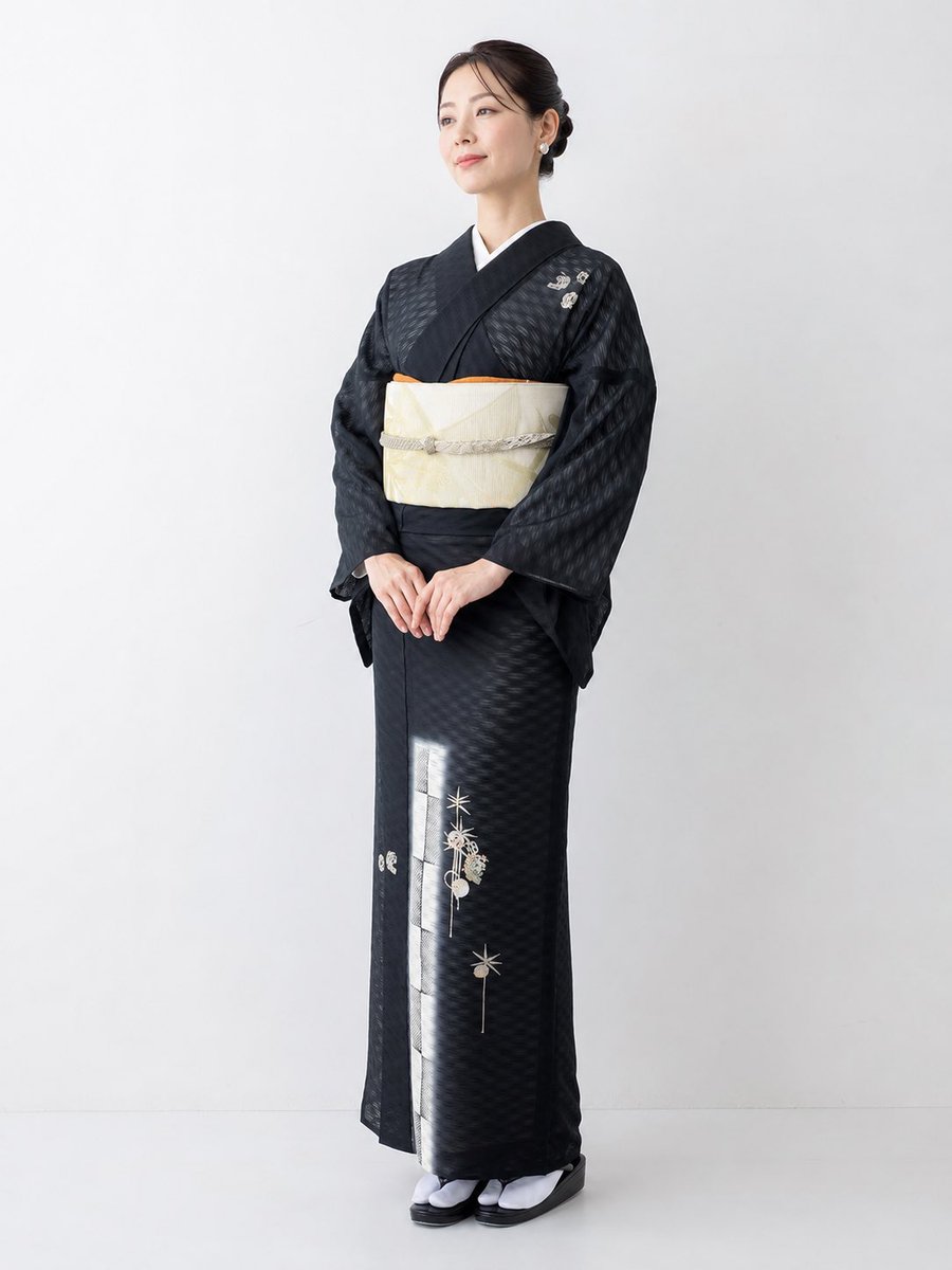 kimono_base's tweet photo. 【黒い夏着物、リユースで見たことありますか？】
手放す人が少なく、リユース着物では実はかなり珍しい「黒の夏付下」を数点展示中👘
夏着物は淡い色が多いからこそ、この“キリッと黒”がカッコいい。

キモノベース、サマーフェスティバル開催中！
📍キモノベース せんば心斎橋店 https://t.co/fHkWT0LU2Y