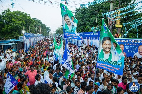 Telugu360's tweet photo. వైసీపీ ఏది పట్టుకున్నా రివర్స్ టెండరింగే !
జెన్ జీ సెంటిమెంట్ను ఓట్లు చేసుకుందామని.. తాము చేసే ప్రతి పని పనికి జెన్ జీ ట్యాగ్ వేసుకుంటున్నారు వైసీపీ నేతలు.
అంత వరకూ బాగానే ఉన్నా..
కొంత మంది ట్వీట్లు, పోస్టులు, ఫ్లెక్సీల విషయంలో Gen Zకి బదులుగా Gen G ప్రింట్ చేయించారు.
అంతే టీడీపీ నేతలు అందుకున్నారు... వైసీపీ Gen G అంటే.. గొడ్డలి అని సెటైర్లు వేస్తున్నారు. దీన్ని కవర్ చేసుకోలేక ఇప్పుడు వైసీపీ తంటాలు పడుతోంది.
#YSRCP #GenGVsGenZ