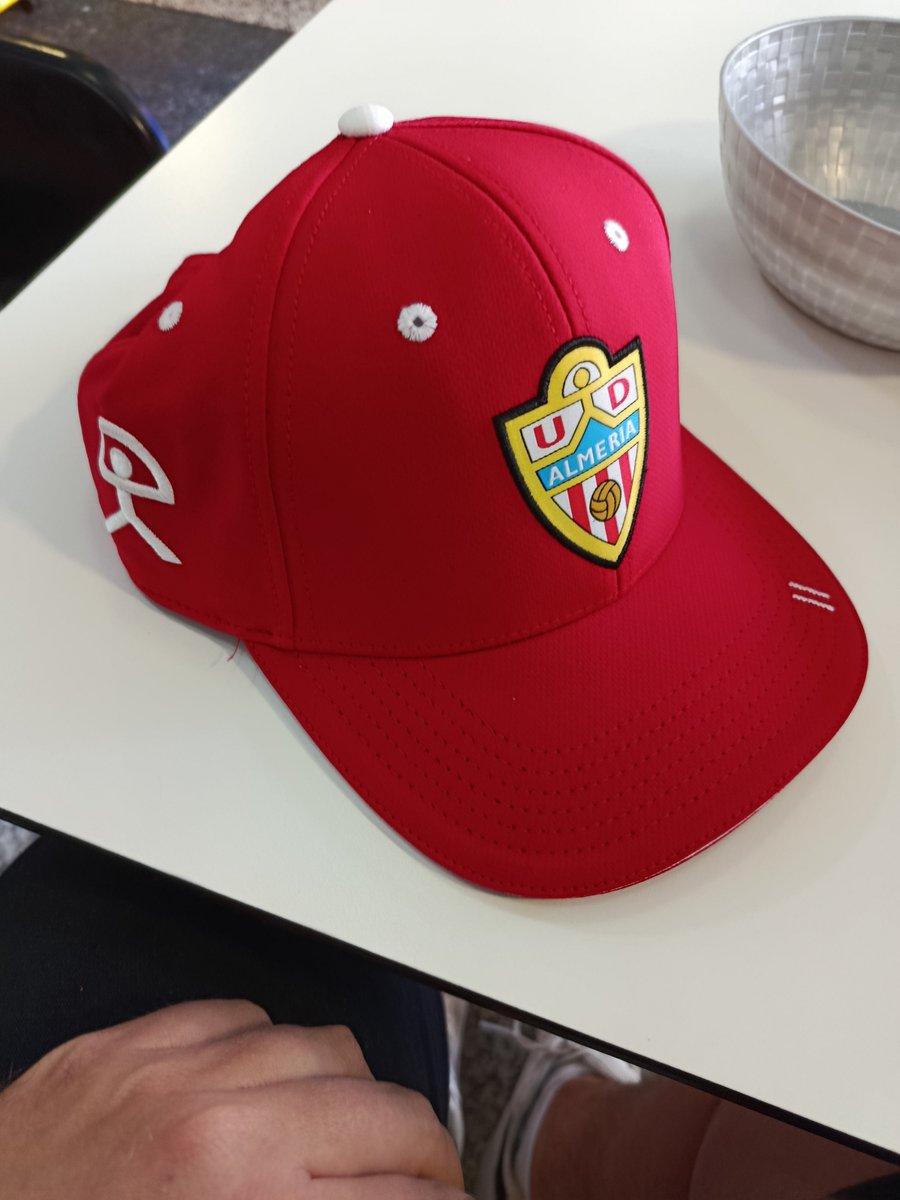 Niceuda1's tweet photo. Vaya gorra guapa ha sacado macron con el Indalo y el escudo https://t.co/VqKyBIiUSG