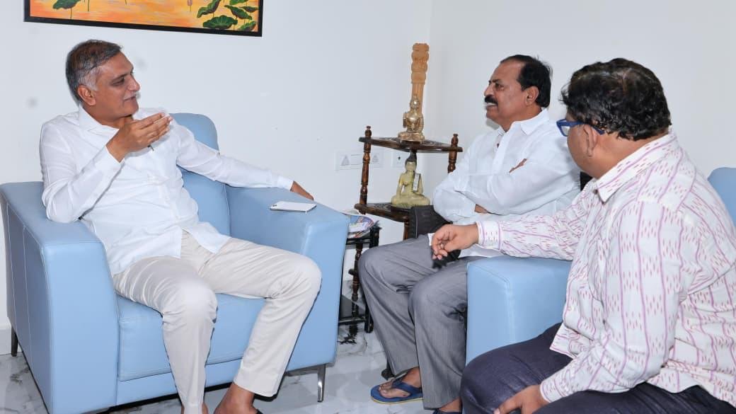 HarishRaoOffice's tweet photo. స్వల్ప అనారోగ్యం నుండి కోలుకొని విశ్రాంతి తీసుకుంటున్న ఉద్యోగ సంఘాల జేఏసీ మాజీ అధ్యక్షులు, కార్పొరేషన్ మాజీ చైర్మన్ దేవీ ప్రసాద్ గారిని ఇంటికి వెళ్లి పరామర్శించిన మాజీ మంత్రి, బీఆర్ఎస్ డిప్యూటీ ఫ్లోర్ లీడర్ @BRSHarish గారు. 

ఈ సందర్భంగా దేవీ ప్రసాద్ గారి ఆరోగ్య పరిస్థితిని హరీశ్ రావు గారు అడిగి తెలుసుకున్నారు. వారు త్వరగా కోలుకోవాలని  ఆకాంక్షించారు.

మాజీ హోం మంత్రి మహమూద్ అలీ గారు, ఎమ్మెల్యే సుధీర్ రెడ్డి గారు, ఎమ్మెల్సీ దేశపతి శ్రీనివాస్ గారు తదితరులు వెంట ఉన్నారు.