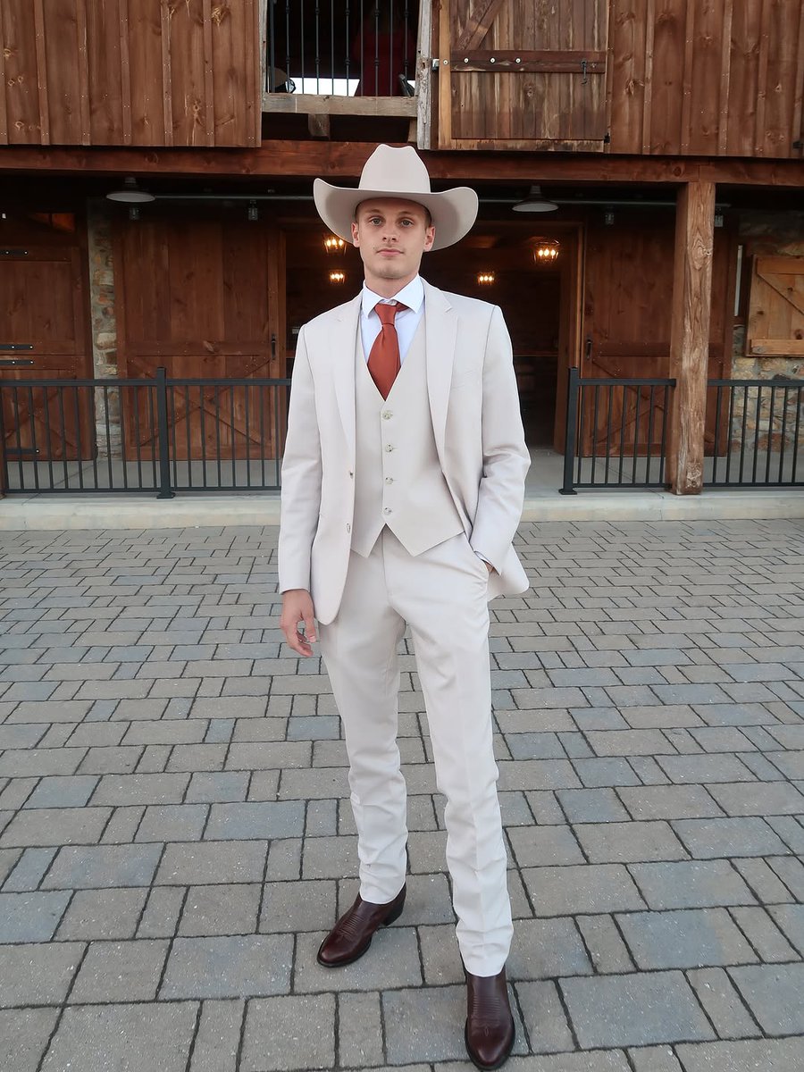duhitzmark2pxr's tweet photo. i had the biggest honor I’ve ever been granted of my life, walking my beautiful sister down the isle at her wedding. there’s nobody in this world that deserves such a blessed family. congratulations on your sealed covenant with God in your marriage. ... https://t.co/XmYwaGuHW3