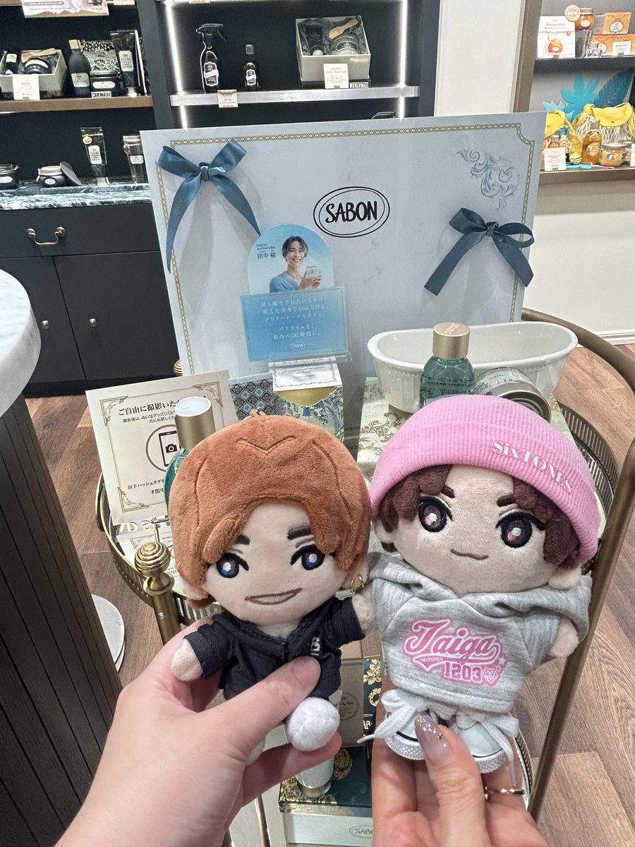 ss_23_kk's tweet photo. お店で写真撮ってたらきょも担の方から「写真撮らせてもらっていいですか？」って声かけてもらってめっちゃ嬉しかった🥺

きょものぬい持ってらしたので、せっかくなら混浴しましょ！って誘って一緒に撮らせてもらったよ🙌🏻💓

樹担以外もSABON買いに来てて嬉しいな☺️ https://t.co/bkPdioyPDU