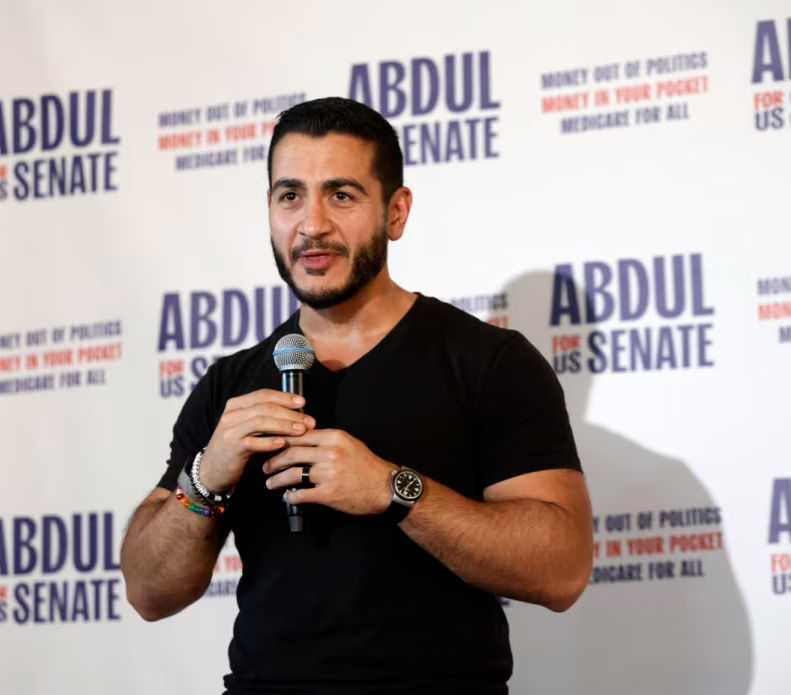 Eyaaaad's tweet photo. غضب واسع في مصر ضد "عبدالرحمن السيد" وهو شخص يبلغ من العمر 41 عام، أمريكي من أصول مصرية فاز بالانتخابات التمهيدية لمجلس الشيوخ.

السبب؟

قال أمام جمع غفير:
لولا مصادفة تاريخية أتاحت لوالدي الهجرة إلى الولايات المتحدة، لكنتُ الآن سائق أجرة بمصر مثل أبناء عمومتي هناك. الفارق الوحيد هو أني أمريكي.

وقال أيضاً:
حصلت في صغري على تطعيمات ضد أمراض قتلت عمي وخالتي في مصر قبل أن يكملا عامهما الأول، لذلك لم تتح لي فرصة لقائهما أبداً بسبب سوء الحال هناك... أفتخر بكوني أمريكي.