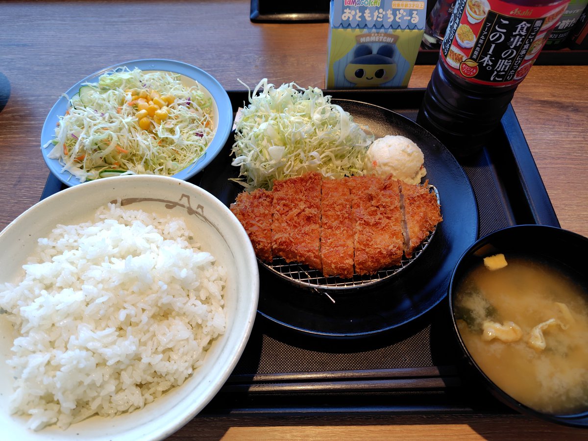 eityun1's tweet photo. 松のや、ロースかつ定食500円キャンペーンお得すぎ🐖ご飯特盛りも同一料金だった🍚サラダドリンクは別料金🍀 https://t.co/ZIyK9f6z5x