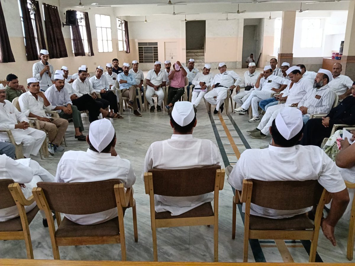 HemShekhawatINC's tweet photo. 📍 पीसीसी मुख्यालय, जयपुर 

कांग्रेस सेवादल के मुख्य संगठक आदरणीय श्री बी.वी. श्रीनिवास जी के निर्देशानुसार राजस्थान कांग्रेस सेवादल सोशल मीडिया की बैठक आज पीसीसी मुख्यालय, चांदपोल, जयपुर में आयोजित हुई। बैठक में सोशल मीडिया के माध्यम से संगठन की गतिविधियों को अधिक प्रभावी ढंग से जनता तक पहुंचाने और संगठन को डिजिटल स्तर पर मजबूत करने को लेकर चर्चा की गई।

बैठक में राजस्थान कांग्रेस सेवादल प्रभारी श्री गोविंद भाई सुभाया जी,  यंग ब्रिगेड कांग्रेस सेवादल के प्रदेश अध्यक्ष श्री जगदीश गोदारा जी, जयपुर, भरतपुर एवं कोटा जोन के प्रभारी, प्रदेश उपाध्यक्ष श्री राजेंद्र अडवाना जी, प्रदेश महासचिव श्री अविकुल शर्मा जी, पूर्व सोशल मीडिया कोऑर्डिनेटर श्री सुरेंद्र बिश्नोई जी, प्रदेश सचिव एवं प्रवक्ता श्री भीमराज जाखड़ जी, सोशल मीडिया कोऑर्डिनेटर श्रीमती वंदना गुप्ता जी एवं स्टेट सोशल मीडिया कोऑर्डिनेटर श्री सर्वेश जी सहित अन्य पदाधिकारी उपस्थित रहे।

@CongressSevadal @SevadalRJ @srinivasiyc @RahulGandhi @JagdishTBishno1